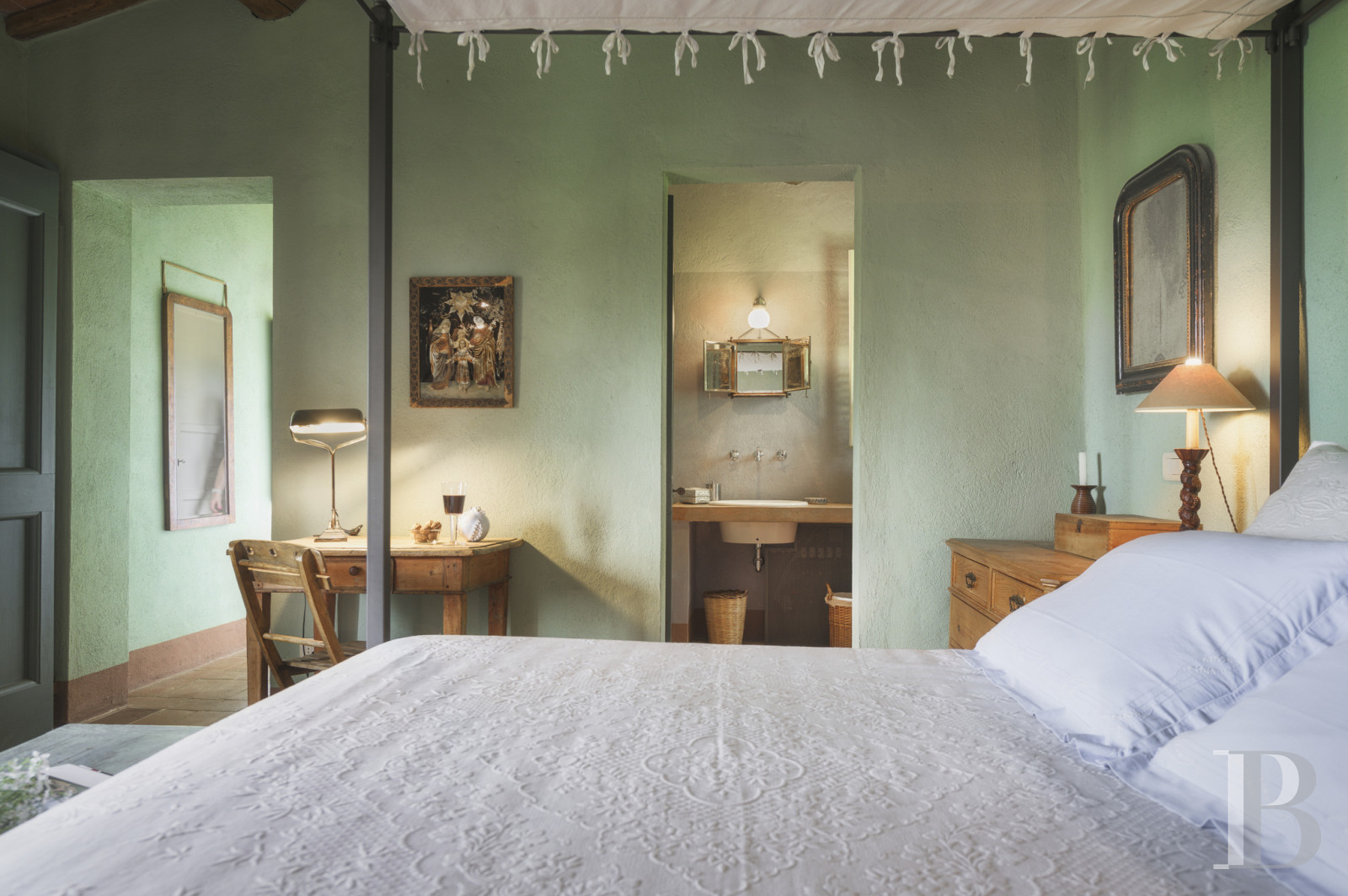 An old olive grove farmhouse restored to its former glory, overlooking the countryside in the Val d'Orcia in Tuscany - photo  n°24